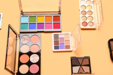 Turuncu arka planda güzel göz falı paletleri