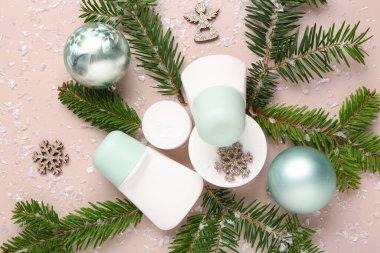 Bej arka planda şişelerle ve kozmetik ürünlerle dolu güzel bir Noel kompozisyonu