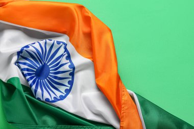 Yeşil arka planda Hindistan bayrağı