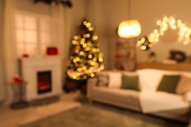 Süslü Noel ağacı ve parıldayan ışıklarla dolu, şenlikli oturma odasının bulanık görüntüsü