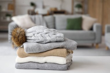 Masada şapkalı katlanmış kışlık giysiler, yakın plan.