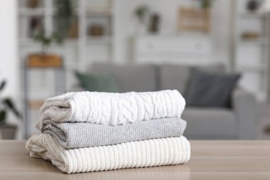 Odadaki kış kıyafetleri yığını.