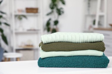 Masada şık kış kazakları yığını var.