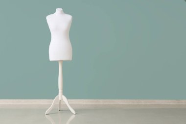 Turkuaz duvarın yanındaki terzi için manken