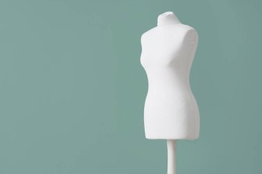 Turkuaz arka planda terzi için manken