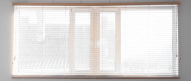 Odasında tahta panjurlar olan pencere.