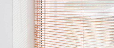 Odada panjurları açık, pencereyi kapatın.