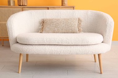 Oturma odasının içindeki beyaz kanepe, yakın plan.