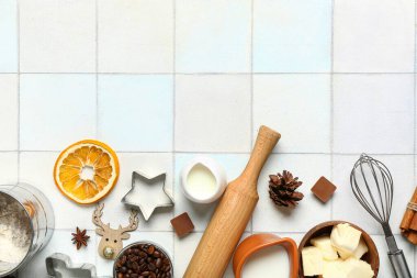 Beyaz fayanslı Noel turtası hazırlamak için farklı malzemeler