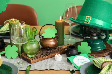 Aziz Patrick Günü kutlamaları için cüce şapkası ve süslemeleriyle servis edilen şenlik masası.