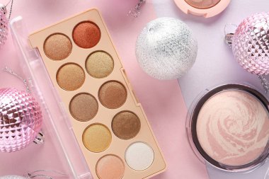 Noel toplarıyla güzel kompozisyon, göz falı paleti ve renk arkaplanı üzerinde fosforlu kalem, yakın plan.