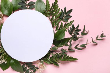 Pembe arka planda farklı yeşil yapraklı boş bir kart.