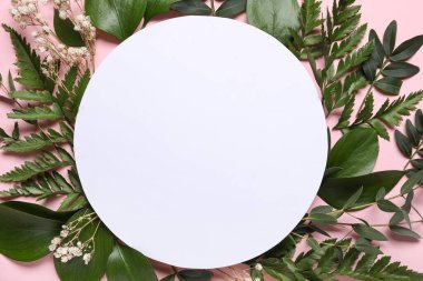 Pembe arka planda farklı yeşil yapraklı boş bir kart.