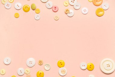 Bej arkaplanda farklı düğmeler