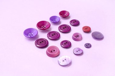 Leylak arkaplanda farklı mor düğmeler