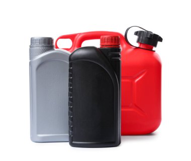 Beyaz arkaplanda farklı plastik kaplar