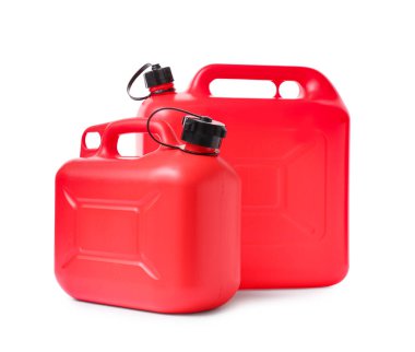 Beyaz arkaplanda kırmızı plastik kaplar