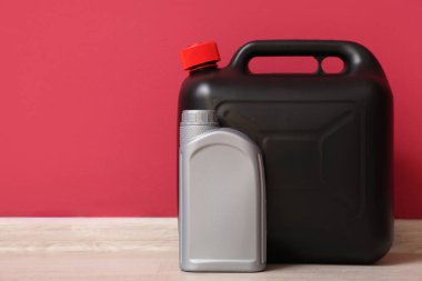 Kırmızı duvarın yanında farklı plastik kaplar var.