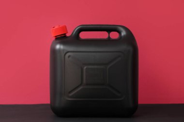 Renkli arka planda siyah plastik kutu