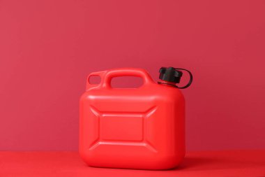 Renkli arka planda kırmızı plastik kutu