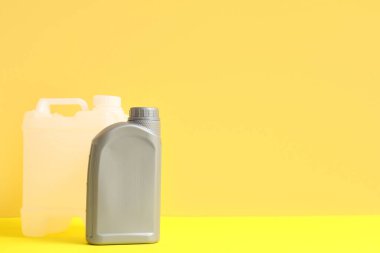 Sarı arka planda farklı plastik kaplar.