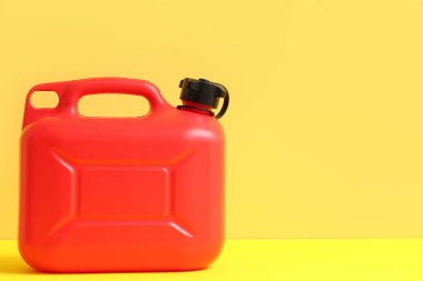 Sarı arka planda kırmızı plastik kutu