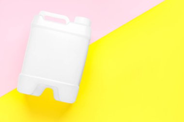 Renkli arka planda beyaz plastik kutu