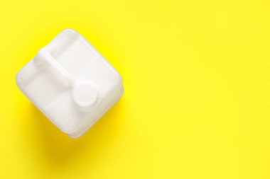 Sarı arkaplanda beyaz plastik kutu