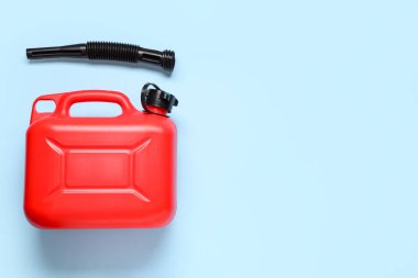 Mavi arka planda lastik başlıklı kırmızı plastik kutu.