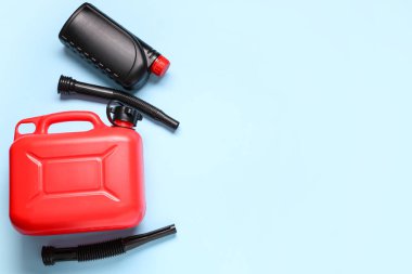 Mavi arka planda lastik başlıklı farklı plastik kaplar.