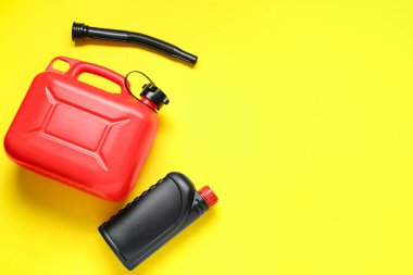 Sarı arka planda farklı plastik kaplar ve lastik başlıklar.