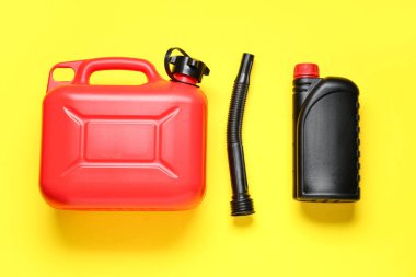 Sarı arka planda farklı plastik kaplar ve lastik başlıklar.