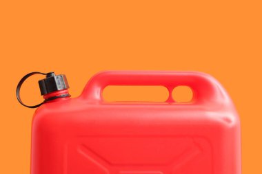 Turuncu arka planda kırmızı plastik kutu