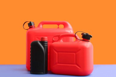 Turuncu arka planda farklı plastik kaplar