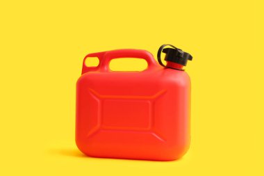 Sarı arka planda kırmızı plastik kutu