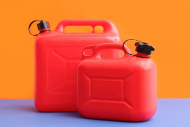 Renkli arkaplanda kırmızı plastik kaplar