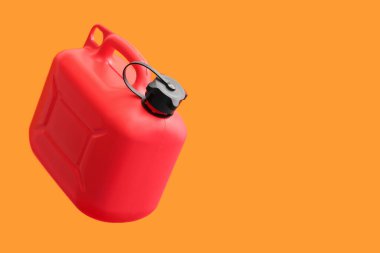 Turuncu arka planda kırmızı plastik kutu