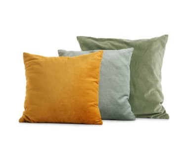 Beyaz arka plan üzerinde şık renkli yastıklar