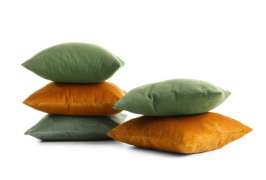 Beyaz arka plan üzerinde şık renkli yastıklar