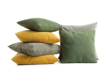 Beyaz arka plan üzerinde yumuşak renkli yastıklar