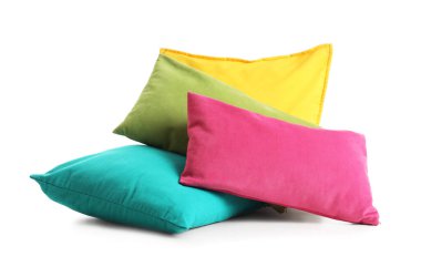 Beyaz arka plan üzerinde yumuşak renkli yastıklar