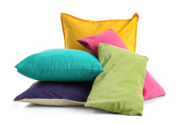 Beyaz arka plan üzerinde yumuşak renkli yastıklar