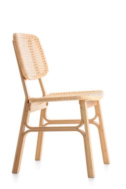 Beyaz arka planda modern hasır sandalye