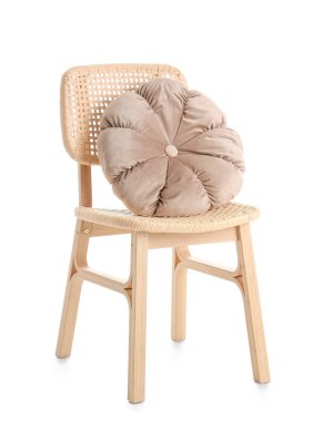 Beyaz arka planda yastıklı modern hasır sandalye