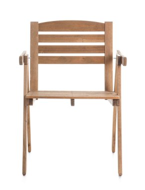 Beyaz arka planda şık ahşap sandalye