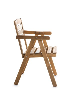 Beyaz arka planda şık ahşap sandalye