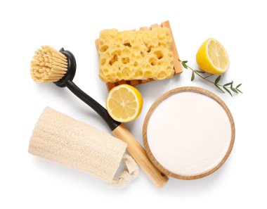 Limonlu kabartma tozu ve beyaz arka planda temizlik malzemeleri.