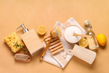 Sirkeli kabartma tozu, limon ve turuncu grunge arka planda temizlik malzemeleri.