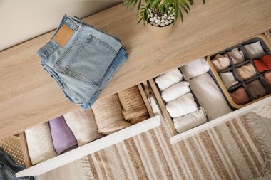 Evde katlanmış elbiseli, üst manzaralı.