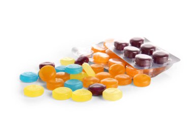 Beyaz arka planda öksürük pastili olan kabarcıklar